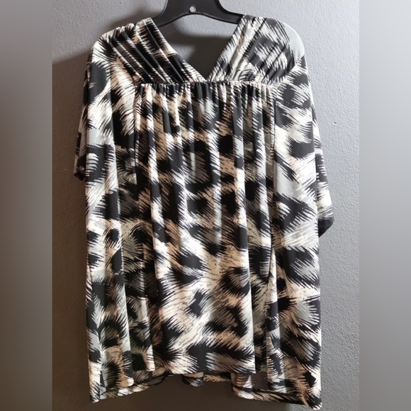 Lane Bryant, black and white/grey tops with diamond area of sparkles, size 26/28 - Picture 5 of 7